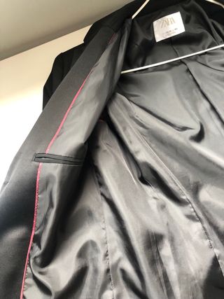 Traje Zara y dos camisas. Tallas 13/14.