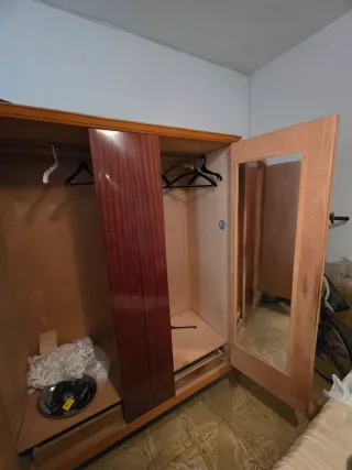 Mueble de madera antiguo