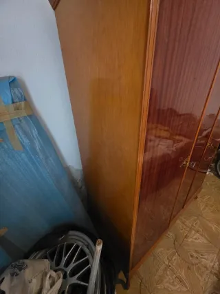 Mueble de madera antiguo