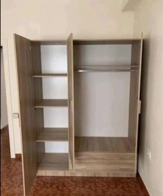 Armario blanco y marrón madera