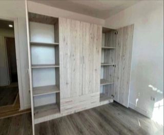 Armario blanco y marrón madera