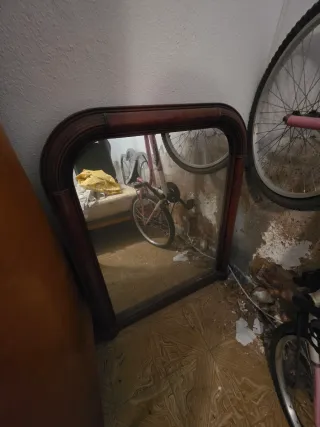 Espejo de madera con marco curvo