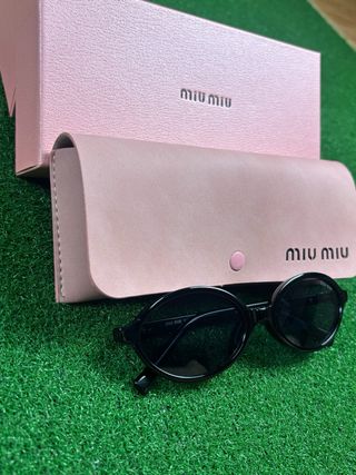 Gafas de sol Miu Miu negras