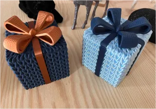 Caja de regalo navideña blanca y roja