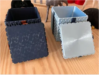 Caja de regalo navideña blanca y roja