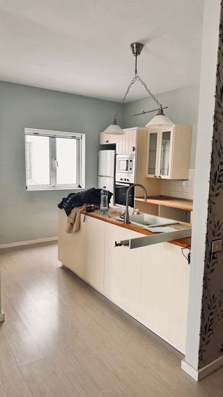 Cocina modular beige y blanca de Ikea.