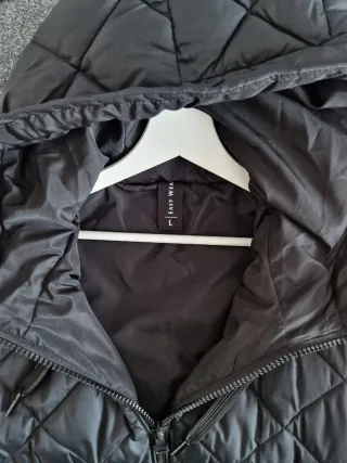 Abrigo acolchado negro con capucha