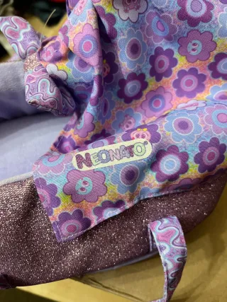 Cuna de juguete con estampado floral