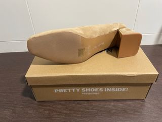 Zapato tacón beige con detalle dorado