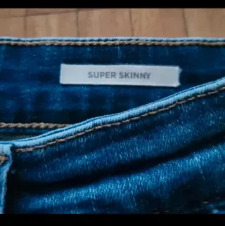 Pantalón vaquero Super Skinny. Pull&Bear.