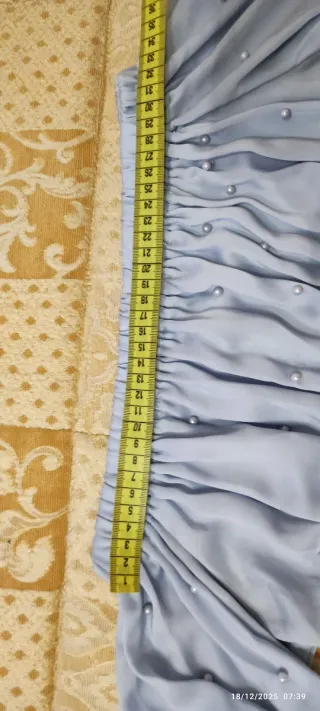 Top azzurro con spalle scoperte .