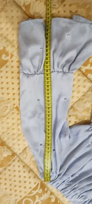 Top azzurro con spalle scoperte .