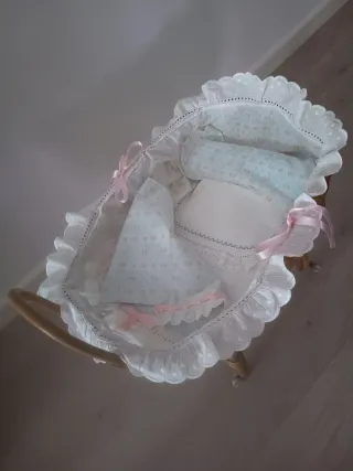 Cuna de mimbre para muñecas con ropa de cama