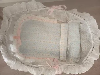 Cuna de mimbre para muñecas con ropa de cama