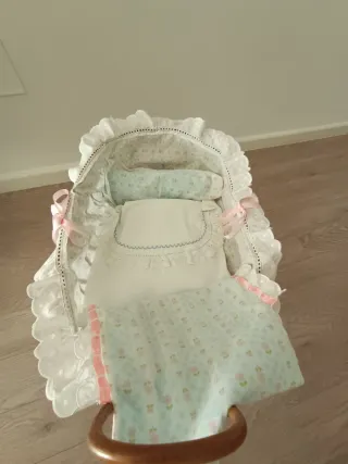 Cuna de mimbre para muñecas con ropa de cama