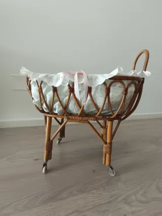 Cuna de mimbre para muñecas con ropa de cama