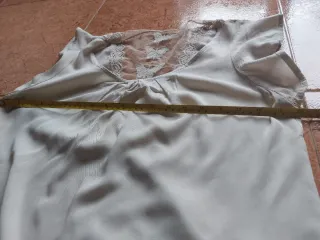 Blusa con encaje y mariposas en espalda