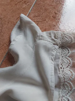 Blusa con encaje y mariposas en espalda