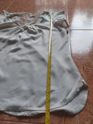 Blusa con encaje y mariposas en espalda