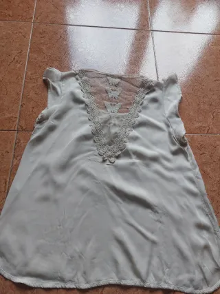 Blusa con encaje y mariposas en espalda