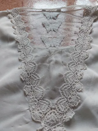 Blusa con encaje y mariposas en espalda