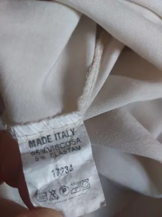 Blusa con encaje y mariposas en espalda