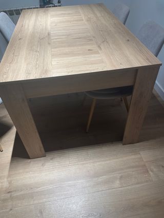 Mesa de comedor y 4 sillas