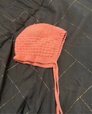 Cappellino neonata in lana corallo