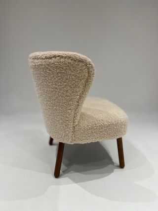 Butaca cruda de tela con patas de madera