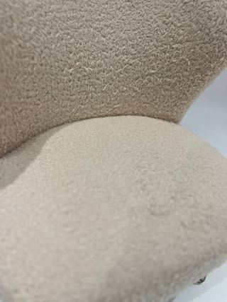 Butaca cruda de tela con patas de madera