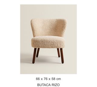 Butaca cruda de tela con patas de madera