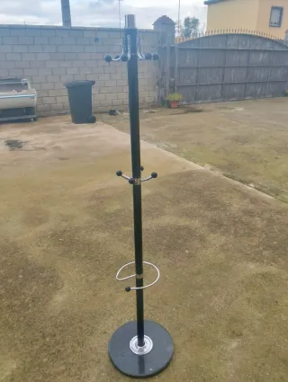 Perchero de pie negro y plateado