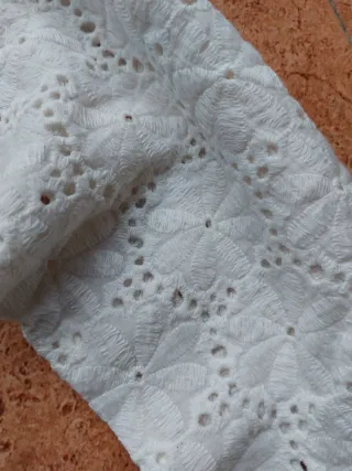 Sudadera blanca bordada y encaje brazos