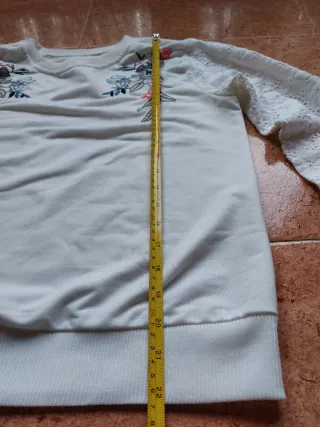 Sudadera blanca bordada y encaje brazos