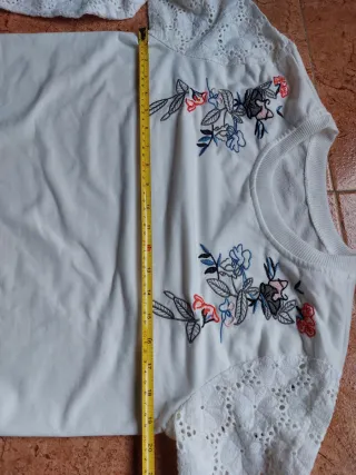 Sudadera blanca bordada y encaje brazos