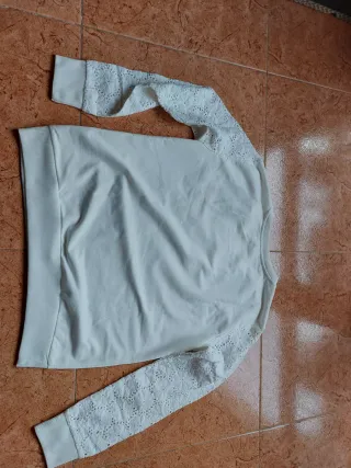 Sudadera blanca bordada y encaje brazos