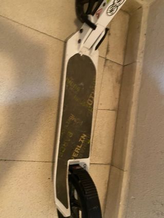 Patinete infantil Decathlon blanco y verde