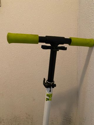 Patinete infantil Decathlon blanco y verde