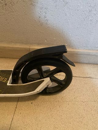 Patinete infantil Decathlon blanco y verde