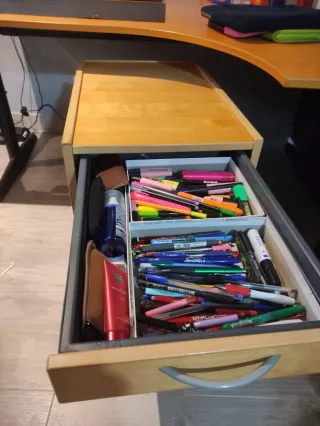 Escritorio de estudio con cajonera