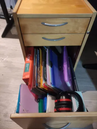 Escritorio de estudio con cajonera