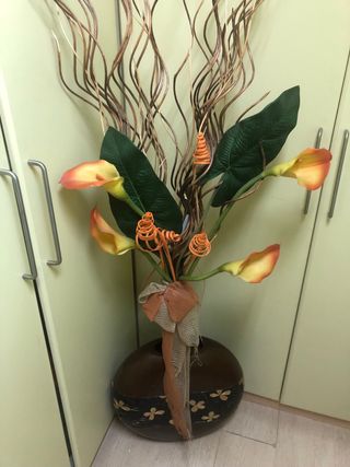 Centro de mesa florero con calas con hojas lavable