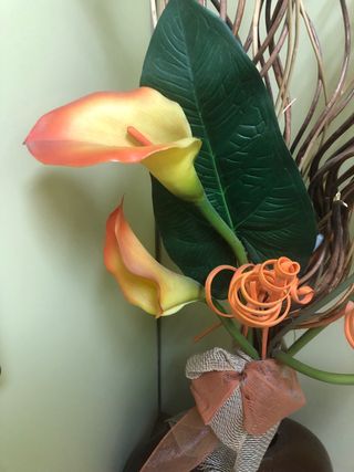 Centro de mesa florero con calas con hojas lavable