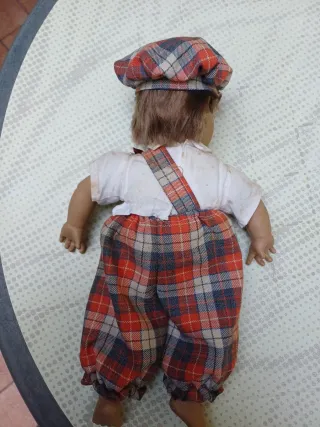 Bambola vintage con salopette a quadri