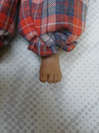 Bambola vintage con salopette a quadri