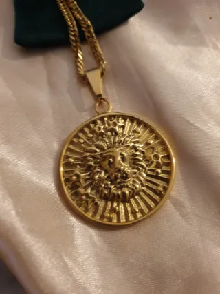 Collar y colgante chapado en oro