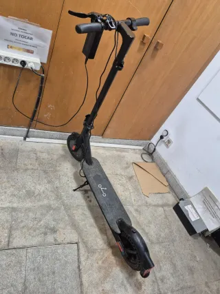 Patinete eléctrico negro