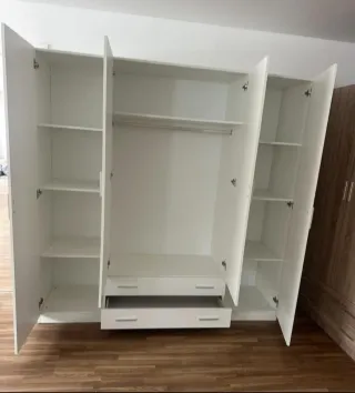 Armario blanco de madera con cajones