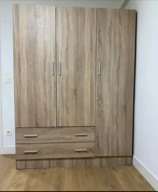 Armario blanco de madera con cajones