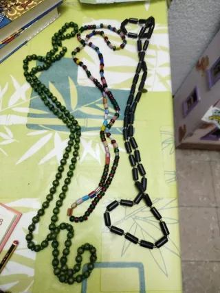 Colgantes de cuentas verdes y multicolor